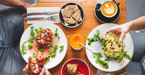 Parte de nuestro delicioso (y famoso!) brunch. En la foto, unas tostas de tomate asado con crema de queso y otra de aguacate y semillas - Mafrens, Madrid