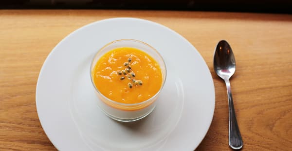 Panacotta à la mangue et fruit de la passion - Le Petit Vatel, Paris