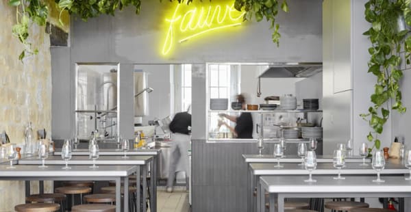 Le Fauve Garden, une sale complètement modulable pour vos soirées de groupe, juste devant la grande cuisine ouverte ! - Les Cuves de Fauve, Paris