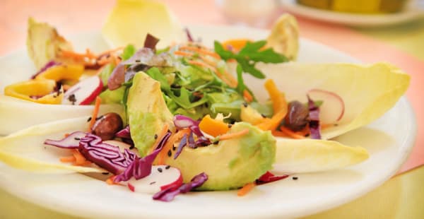 ensalada variada de aguacate y crudités - La Riera, Barcelona