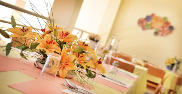 flores en mesa de grupo - La Riera, Barcelona