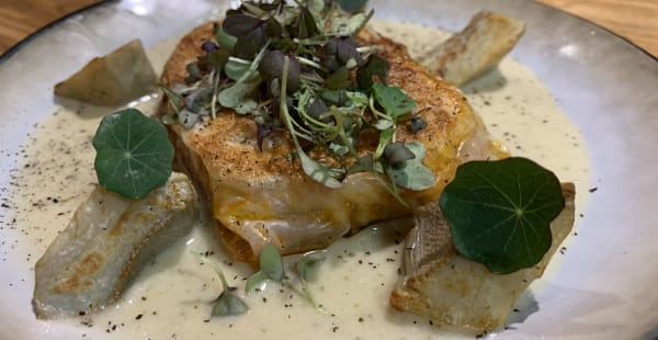 Thonine snacké, feuilletés aux épinards, crème d'anchois. - Les Vins de Montmartre, Paris