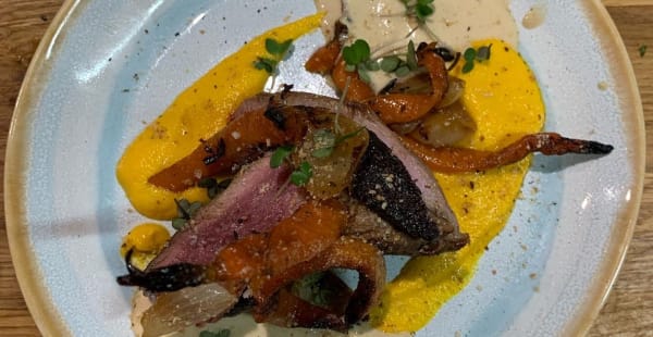 Magret de canard fumé rôti, carottes crayons, crème infusée au thym - Les Vins de Montmartre, Paris