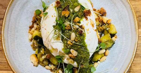 Burrata crémeuse, pesto de roquette à la pistache, courgettes grillées - Les Vins de Montmartre, Paris