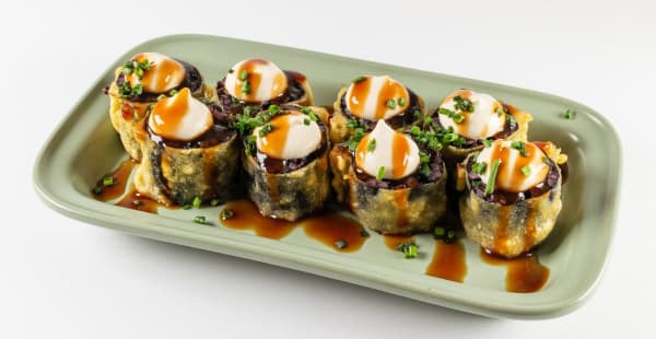 Roll tempurizado con harina de garbanzo y relleno de boniato y espinaca, con un toque de creamcheese - Veganashi - sushi vegano y gluten free, Barcelona