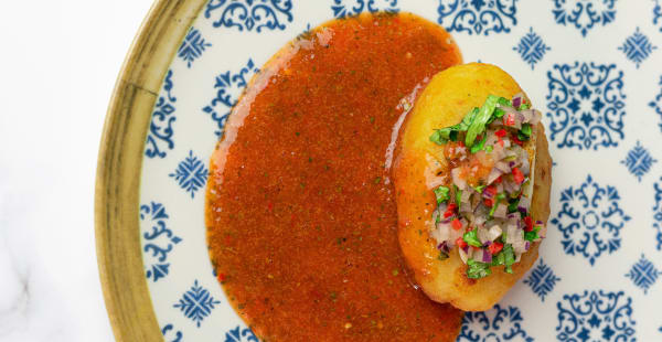 Papa rellena de ternera con salsa de ajíes - Chakrumi, Barcelona