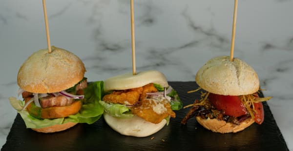 Que rico trío: Pan con chicharrón de cerdo con boniato asado y zarza criolla; pan bao con pescadito frito con mayonesa acevichada y zarza criolla y pan crujiente con lomo saltado y papas al hilo - Chakrumi, Barcelona