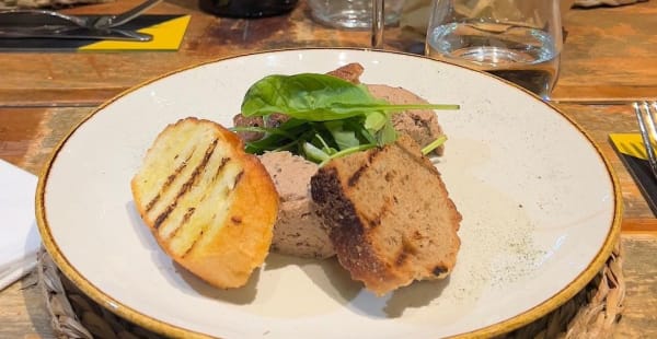 Patè di fegatini al tartufo su crostoni caldi - Osteria Fiaschetto, Milano