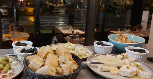 Assortiment de Fromages & tapenade maison - Chez maurice, Paris