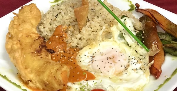 Arroz a la cubana, con huevo frito, plátano y pimientos fritos con tomate a la albahaca. - YERBABUENA, Madrid