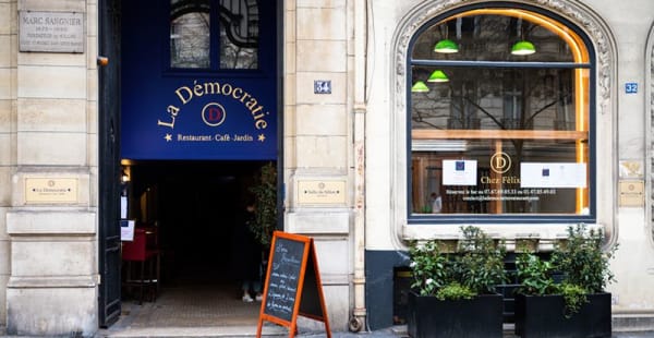 La Démocratie, Paris