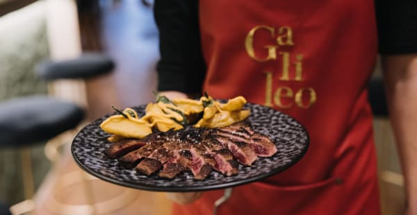 Pluma ibérica de bellota a la plancha marinada con especias y patata frita casera  - Galileo, Barcelona