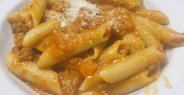 Penne boloñesa y queso parmesano. - Foodland, Barcelona