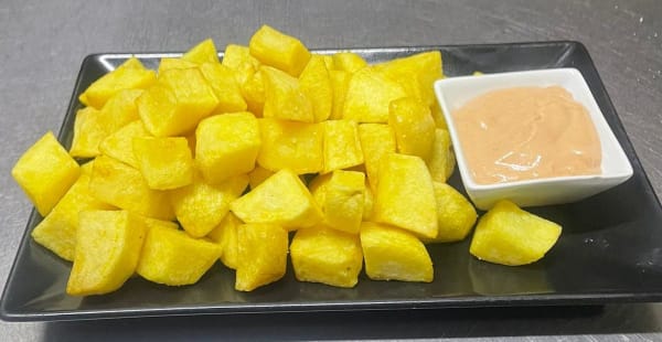 Patatas bravas, salsa aparte casera. - Foodland, Barcelona