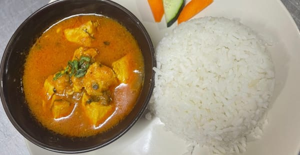 Pollo al curry típico de Nepalí con arroz blanco. - Foodland, Barcelona