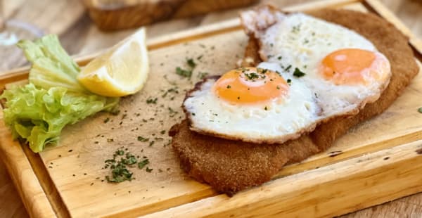 Milanesa a caballo - Café El Sur, Paris