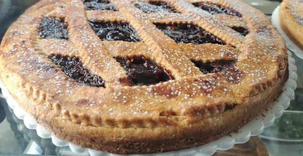 Crostata di nonna Elena con doppia farcitura di confettura e trito di mandorle tostate - Pizzic'Osteria Volpetti Bistrot "Salumeria Storica dal 1870", Roma