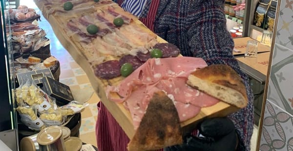 Tagliere "I rari del principe" con salumi di pregiata Wagyu - Pizzic'Osteria Volpetti Bistrot "Salumeria Storica dal 1870", Roma