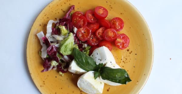 SALADE MOZARELLA TOMATES CERISES - Enza & Famiglia Trattoria Pizzeria Caffê, Paris