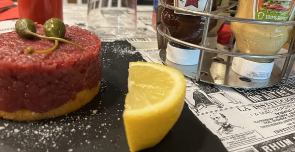 Tartare mediterranea:tartare di manzo su base di taralli - Braci e Taci, Milano