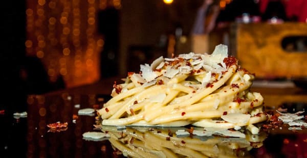 Spaghettoni crema di fave bacon croccante e pecorino a scaglie - Scomodo Food & Music, Roma