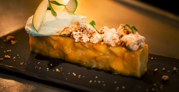 Pommes confites au caramel , crème montée chocolat blanc vanille et brisure de spéculos.  - Le Quartier Libre, Paris