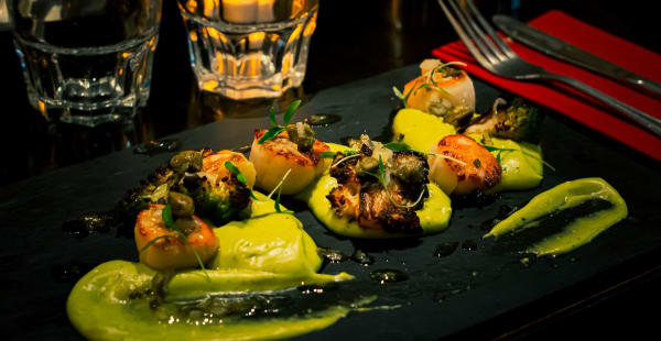 Noix de Saint Jacques rôties, polenta crémeuse aux herbes, choux romanesco, sauce vierge façon grenobloise.  - Le Quartier Libre, Paris