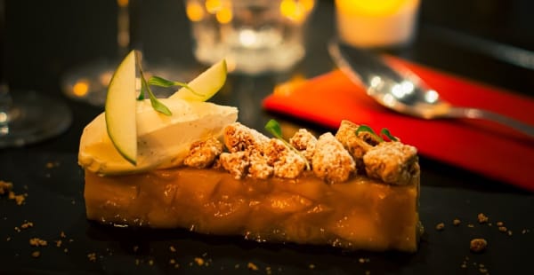 Pomme confites au caramel, crème montée chocolat, vanille et brisure de spéculos - Le Quartier Libre, Paris