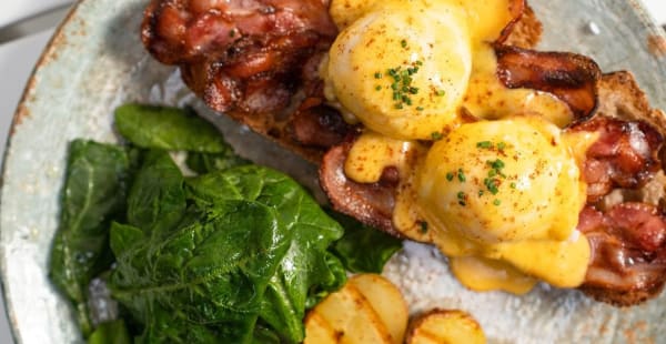 Huevos Benedictinos Clásicos - Señor Piña Terraza Gótico, Barcelona