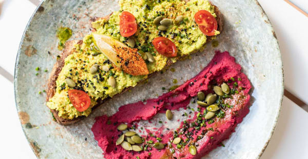 Tostada de Aguacate con Hummus de Remolacha - Señor Piña Terraza Gótico, Barcelona