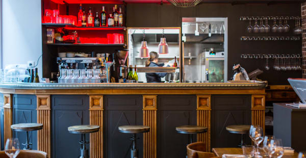 Le bar et sa cuisine ouverte - Friends & Family, Paris