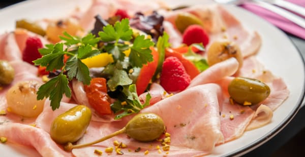 Fines tranches de roti de porc, tendres salades légumes à l'huile d'olive - Le Cru de Paris, Paris