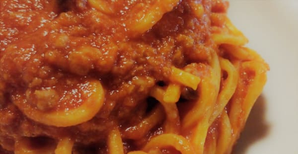 Spaghetti alla chitarra con ragu' toscano - Rosso Brera, Milano