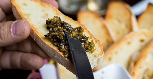 Vers brood en huisgemaakte pesto - Trattoria Totò, Amsterdam