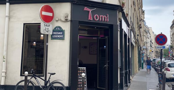 Tomi, Paris