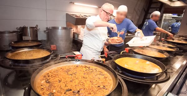 Joan Escribà, el chef cocinando - Xiringuito Escribà, Barcelona