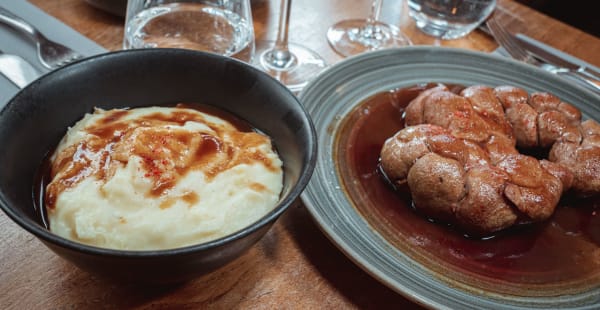 Rognon de veau entier, jus de viande, pommes purée / Whole veal kidney, meat juice, mashed potatoes - Les Saisons, Paris