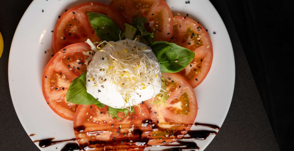 ENSALADA CAPRESE MOZZARELLA BUFALA, TOMATE, LECHUGA, ALBACA, ALFALFA, SESAMO, SAL, VINAGRE DE MODENA caprese buffalo mozzarella, tomato, lettuce, basil, soybean, sesame ,salt, balsamic vinegar - Micu Maku Sagrada Familia, Barcelona