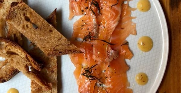 Gravlax de salmón • Salsa de cítricos - AmoVino, Barcelona