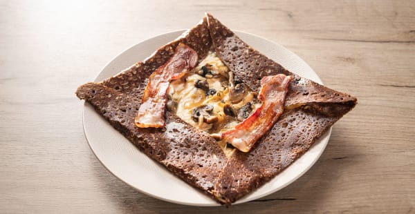 La fameuse Galette Terroir au reblochon et poitrine grillée - La Galetterie, Paris