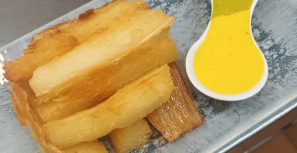 YUQUITAS Y SALSAS: Bastones de yuca frita, acompañados de salsa Huancaína hecha de queso con ajíes y salsa  Ocopa hecha con huacatay andino - Puka, Barcelona