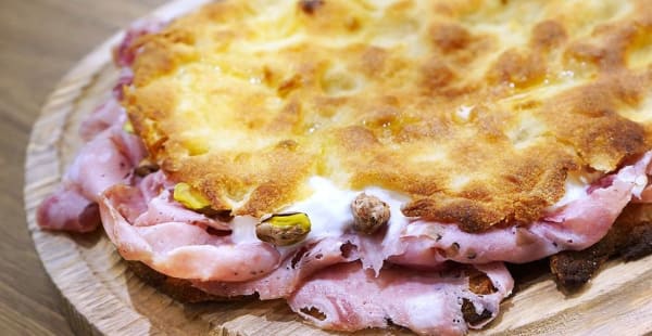 Pizza Ripiena - Mortadella di Cinghiale Tartufata,Burrata e Pistacchio di Bronte - Damà - Enoteca Moderna, Roma