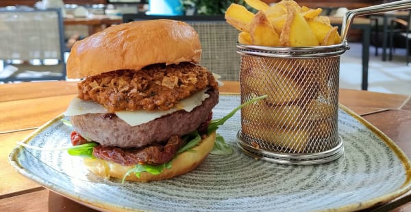 Burger Angus con pesto rosso - Nomad Food & Bar - Hotel Vincci Soho, Madrid