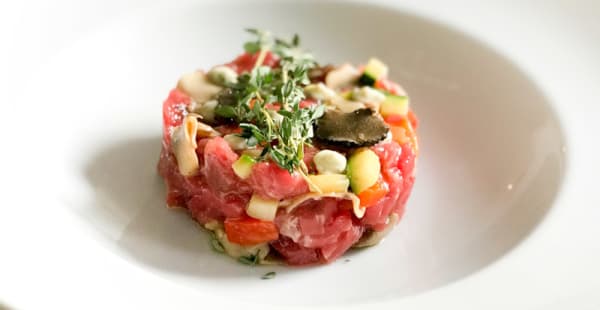 Tartare de boeuf à l'italienne, legumes croquant et truffe noire - La Buca, Paris