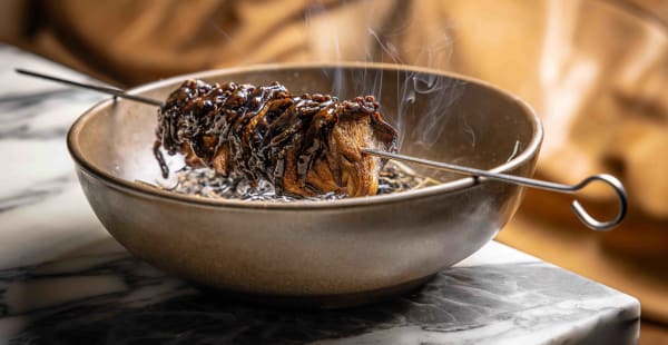 Kebab de pleurote laqué au jus de volaille à l'estragon - Liquide, Paris