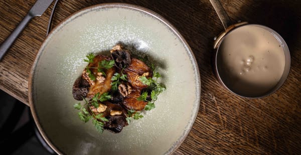 Topinambour rôti, praliné de noix, chanterelles en escabèche et sabayon café - Liquide, Paris