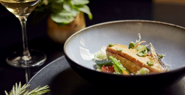 Volaille jaune au romarin, crème de parmesan & légumes de nos jardins - Café Jeanne - Park Hyatt Paris - Vendôme, Paris