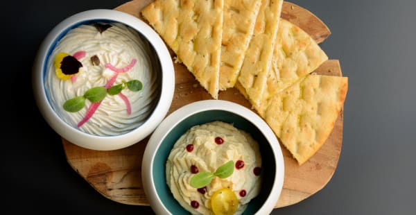 Houmous avec échalotes caramélisées, graines de Grenade & Tarama blanc servis avec du pain Grec - The Avenue, Ixelles