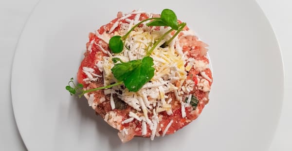 Ntakos, pai ncrétois, tartare de tomate, feta, basilic, câpres et huile d'olive - The Avenue, Ixelles