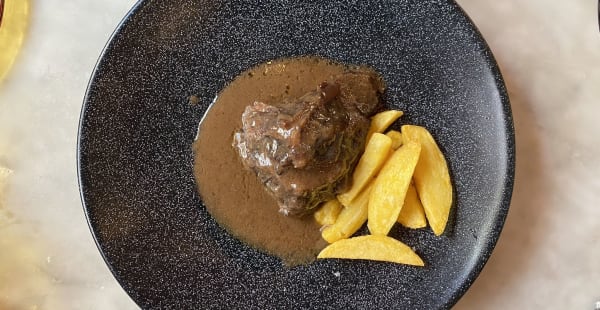 Carrillera de ternera al vino tinto con patatas - Palomino, Barcelona